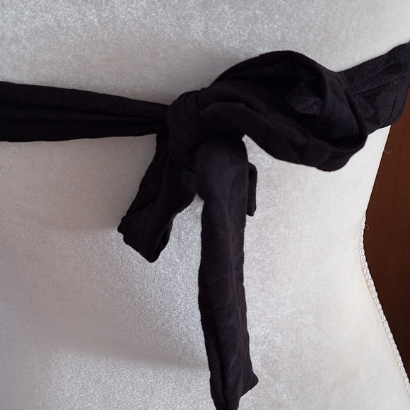 NWT- Trina Turk Breeze Twist Black Textured Bandeau Bathing Suit Top Size 4 - Picture 7 of 10